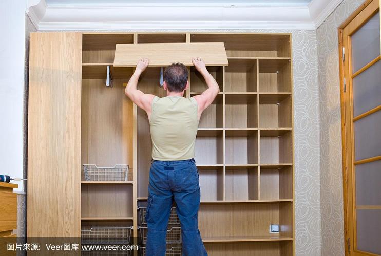 这个人从事修理和家具组装
